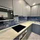 УТ372. Темно-синяя кухня с фасадами из тонкой рамки
