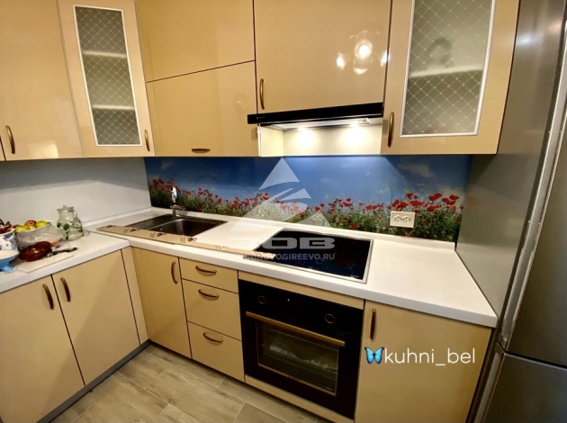 Заказ УТ225. Кухня из пластика голд и фартуком из стекла