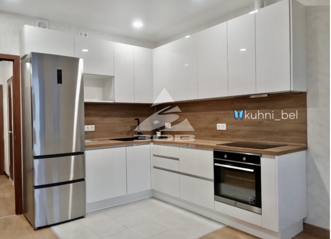 Заказ УТ222. Белая глянцевая кухня из Акрила и пластиковой столешницей под дерево