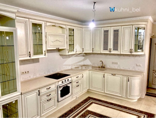 Бежевая кухня из массива ясеня