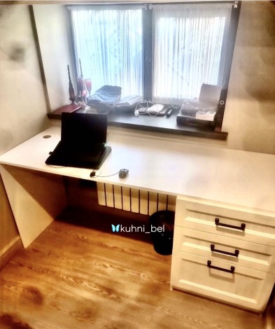 Белый стол у окна с фасадами мда-пвх Марсель