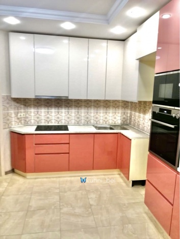 Глянцевая кухня прямыми фасадами бело-розового цвета