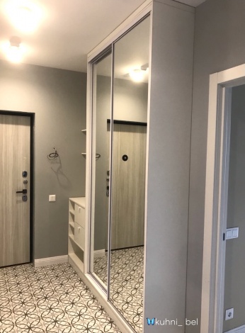 Белый шкаф в Прихожую с фасадами лдсп и зеркало