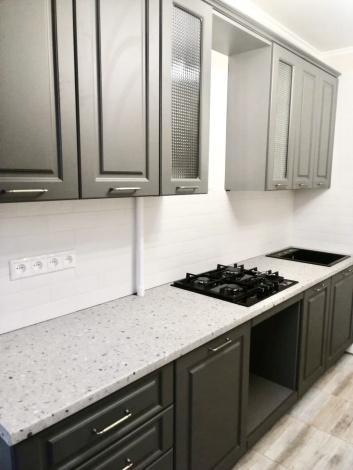 Серая кухня с фрезерованными фасадами Лонгфорд в стиле Неоклассика