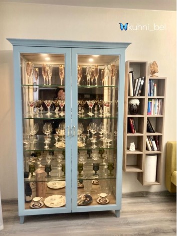 Заказ УТ189/1. Витринный шкаф с зеркальной стенкой и фасадами из эмали