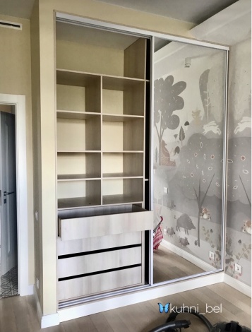 Шкаф купе в детскую с фасадами из зеркала и лдсп