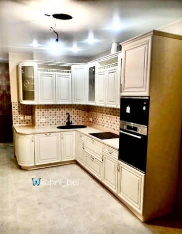 Бежевая классическая  кухня из массива ясеня