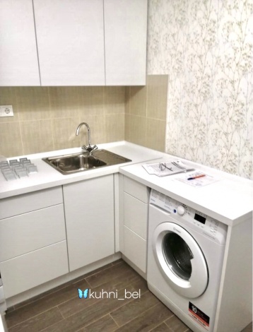 Небольшая белая кухня углом с прямыми фасадами