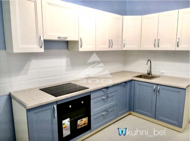 Бело - синяя кухня в Стиле Неоклассик