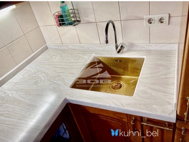 Коричневая кухня из массива ясеня и каменной столешницей