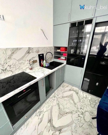 Кухня с фасадами тонкой окантовкой очень популярной