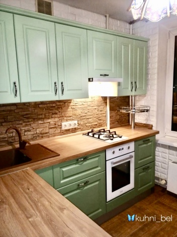 Кухня с зелеными фасадами комби