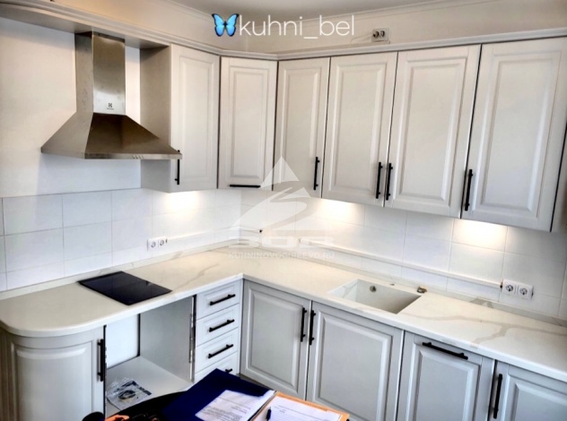 Белая кухня в стиле Санди и кварцевой столешницей Лигрон