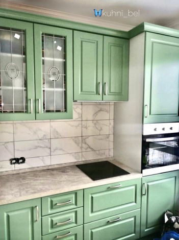 Кухня в стиле Кантри с зелеными фасадами