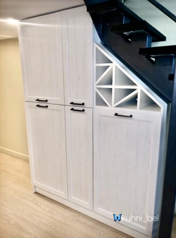 Белый комод с фасадами Марсель и открытой бутылочницей