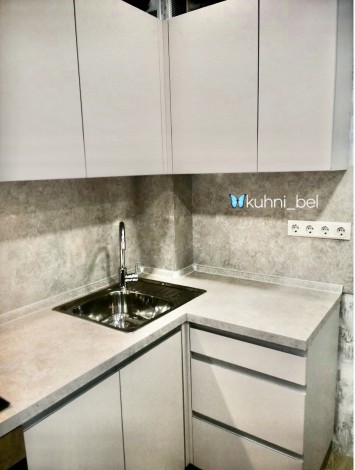 Кухня без ручек бежевого цвета