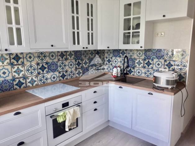 Белая кухня Прованс со скинали и столешницей под дерево