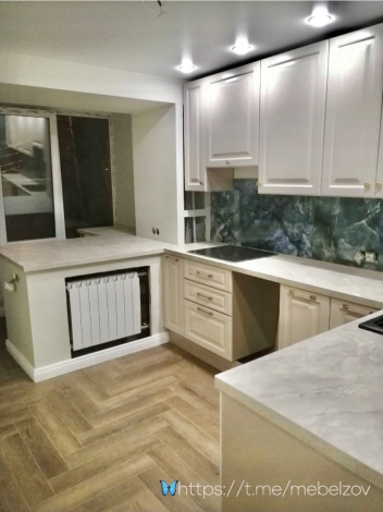 Бежевая кухня с золотыми ручками в стиле неоклассика