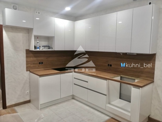 Белая глянцевая кухня из Акила в стиле Минимализм