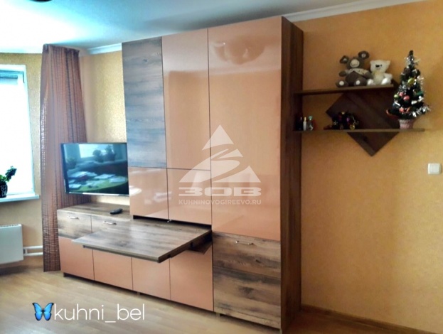 Шкаф в комнату с выдвижным столом