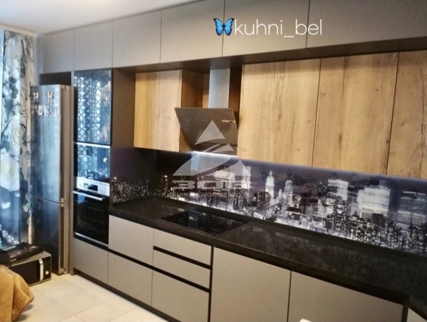 Брутальная кухня без ручек до потолка с матовыми фасадами из пластика