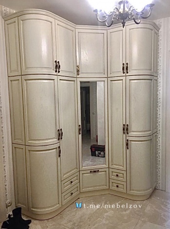 Классический шкаф в коридор из Массива ясеня