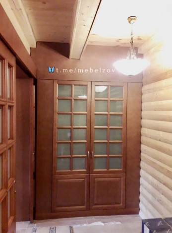 Классический шкаф с витражами из массива ольхи