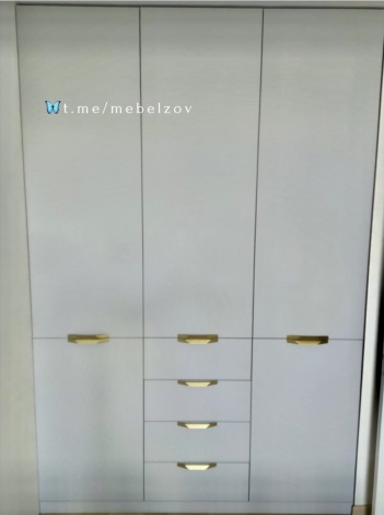 Белый шкаф в нишу с золотыми ручками