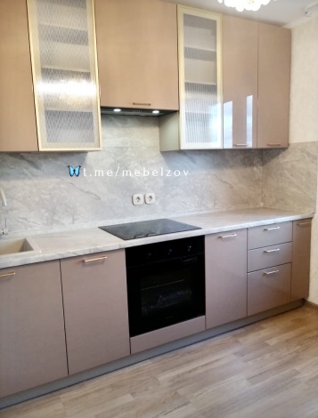 УТ311. Глянцевая кухня с Золотыми витринами