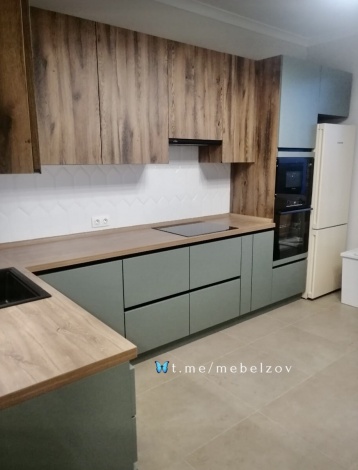 Зеленая кухня с фасадами комби