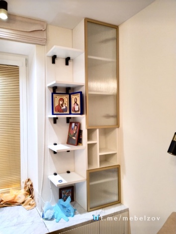 УТ314. Шкафчик рядом с окном