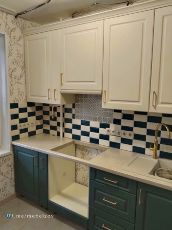 УТ381.Маленькая бело - зеленая кухня по прямой