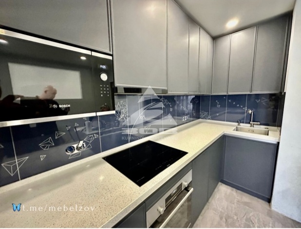 УТ372. Темно-синяя кухня с фасадами из тонкой рамки