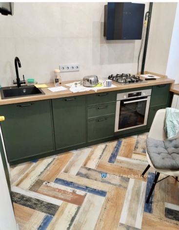 МГС119. Зеленая кухня со столешницей под дерево