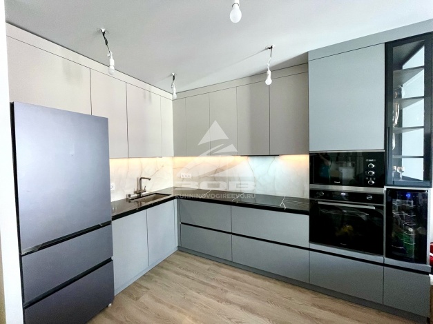 СИМ112. Кухня со столешницей из кварца