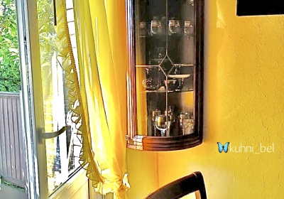 Навесной шкафчик из массива черешни