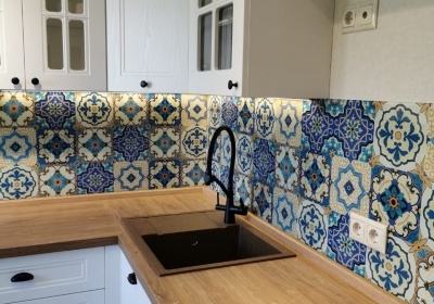 Кухня Прованс с фартуком скинали