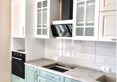 Бело-зеленая кухня в стиле Прованс