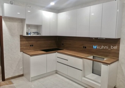 Заказ УТ222. Кухня из глянцевого акрила и столешницей под дерево