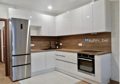 Заказ УТ222. Белая глянцевая кухня из Акрила и пластиковой столешницей под дерево