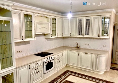 Бежевая кухня из массива ясеня