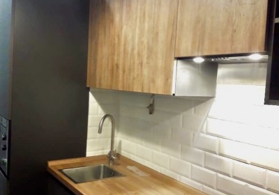 Комбинированная кухня с фасадами из пластика "под дерево" и мдф-пвх суперматовые