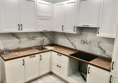 Белая матовая кухня с фрезерованными фасадами. Стиль неоклассика