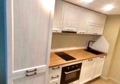 Заказ УТ241. Белая кухня с двухсторонними фасадами под дерево