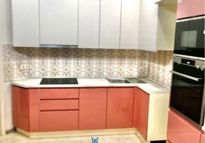 Глянцевая кухня прямыми фасадами бело-розового цвета