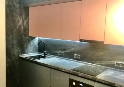 Кухня LOFT с антресолями до потолка