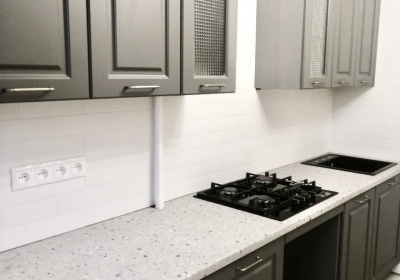 Серая кухня с фрезерованными фасадами Лонгфорд в стиле Неоклассика