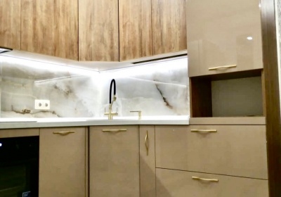 Заказ УТ245. Кухня из Акрила глянец и Пластика под дерево в современном стиле