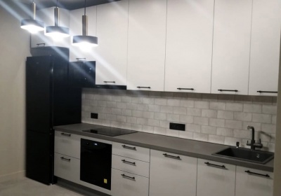 Светло-серая кухня с прямыми фасадами и коричневой столешницей