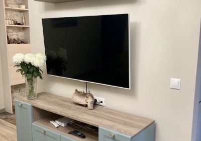 Тумба для ТВ с матовыми фасадами Эмаль